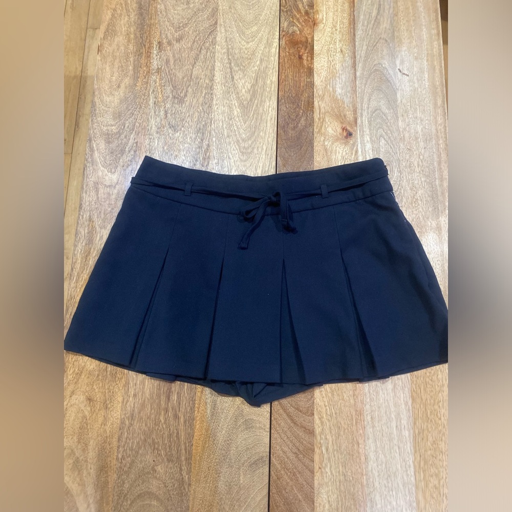 Hollister Black  Pleated Mini Skirt with shorts underneath and pockets/Size L